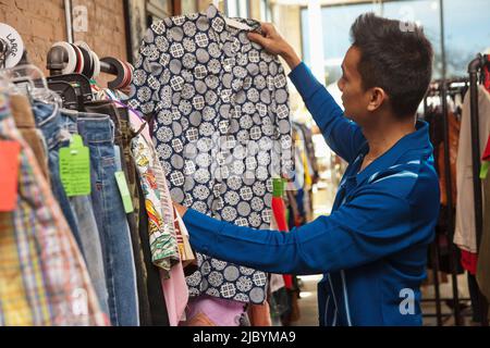 Malaysischen Mann Einkaufen in Vintage-laden Stockfoto