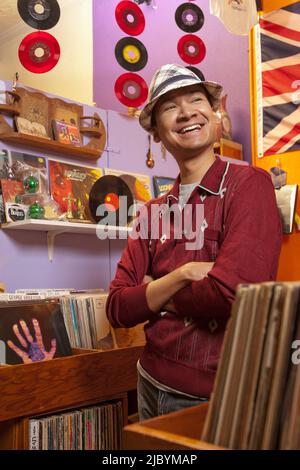 Malaysische Besitzer im Plattenladen Stockfoto