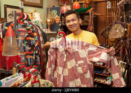 Malaysischen Mann Einkaufen in Vintage-laden Stockfoto