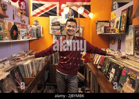 Malaysische Besitzer im Plattenladen Stockfoto