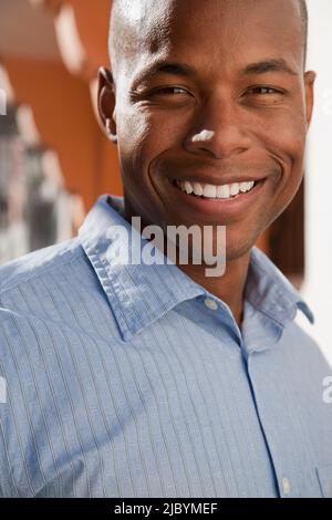 Schwarzen Mann lächelnd Stockfoto