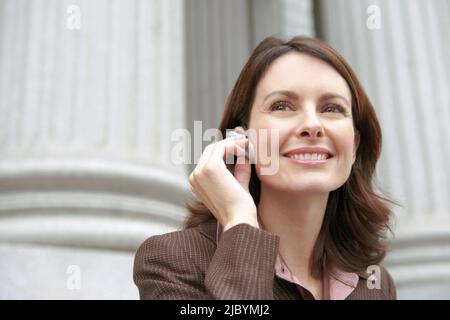 Kaukasische Geschäftsfrau mit zellulären Freisprech-Handy-Gerät Stockfoto
