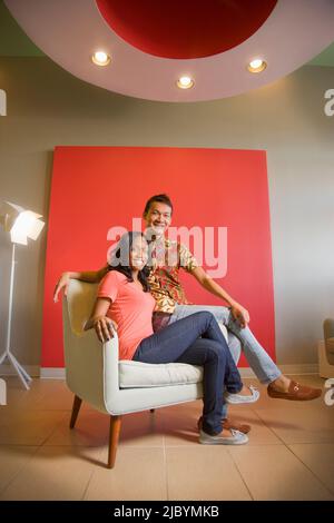 Freunde, die zusammen im Sessel sitzen Stockfoto