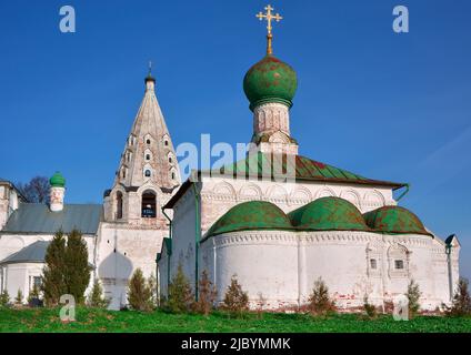 Das alte Dreifaltigkeitskloster Danilow. Der Glockenturm der Dreifaltigkeitskathedrale, die Allerheiligste Kirche, russische Architektur des XVI Jahrhunderts. Pereslavl-Za Stockfoto