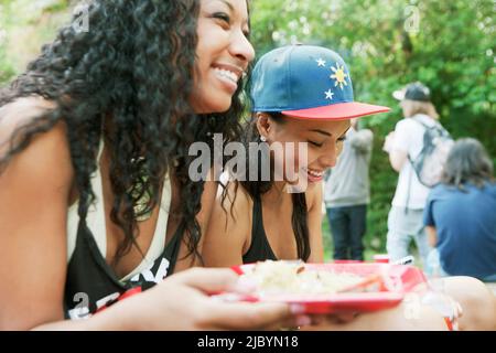 Freunde hängen zusammen und essen zusammen Stockfoto