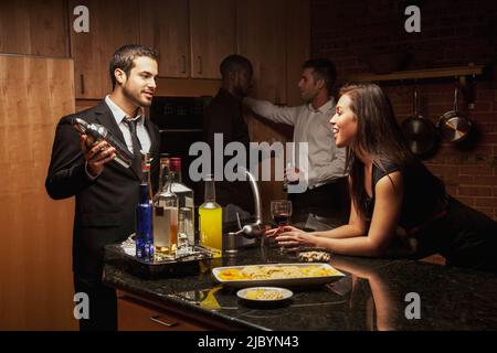 Trinken in der Küche auf Party Freunde Stockfoto