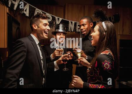 Trinken in der Küche auf Silvesterparty Freunde Stockfoto