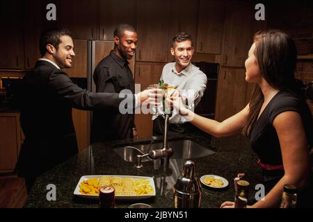 Trinken in der Küche auf Party Freunde Stockfoto