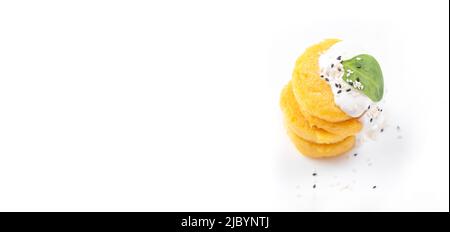 Pfannkuchen gebratene Polenta auf weißem Hintergrund isoliert. Pfannkuchen übereinander mit macarella-Käse und Spinat. Draufsicht Stockfoto