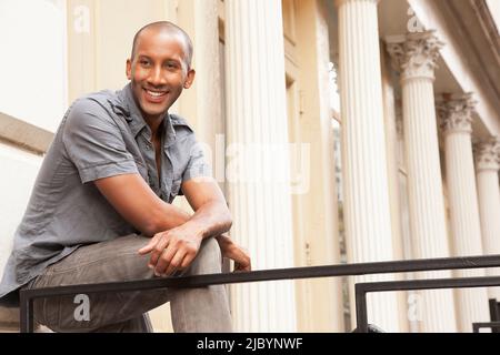 Afrikanische amerikanische Mann beugte sich über Geländer Stockfoto