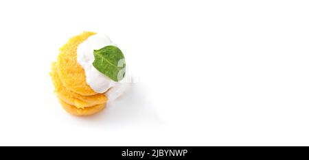 Pfannkuchen gebratene Polenta auf weißem Hintergrund isoliert. Pfannkuchen übereinander gestapelt mit Käse und Spinat. Draufsicht. Leer Stockfoto