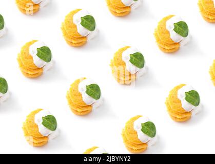 Gebratene Polenta in Form von Pfannkuchen auf weißem Hintergrund mit Käse und Spinat Stockfoto