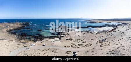 Der Leuchtturm von El Toston und das Panorama der Cotillo-Seen, Fuerteventura Stockfoto