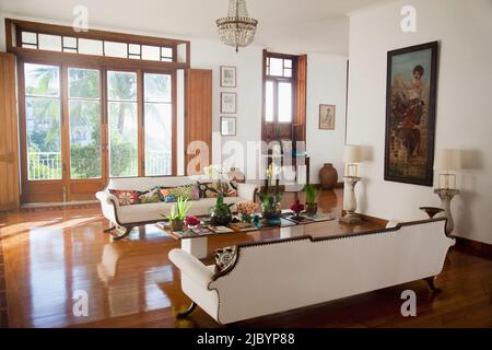 Sofas, Couchtisch und Glastüren in reich verzierten Wohnzimmer Stockfoto