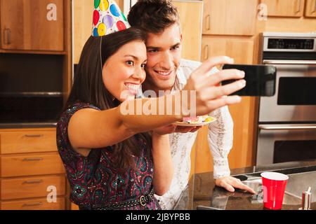Paar, die in der Küche Selbstporträt machen Stockfoto