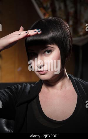 Nahaufnahme von Frau ihre Augen Abschirmung Stockfoto