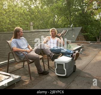 Freunde hängen zusammen auf dem Dach Stockfoto