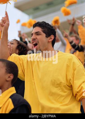 Hispanic Mann Jubel bei Sportveranstaltung Stockfoto