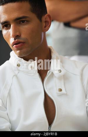 Hispanic Mann in modische Jacke Stockfoto