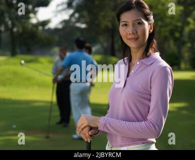 Chinesin, die Golf spielen Stockfoto