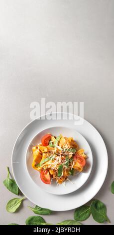 Ragu Bolognese, italienische Hackfleischsauce mit Spaghetti-Pasta und Parmesankäse auf Gabel. Vertikales Bild. Pappardelle mit Ragout-Sauce aus Rindfleisch Stockfoto