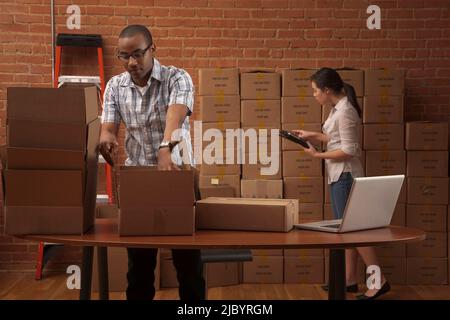 Geschäftsleute mit Kartons Stockfoto