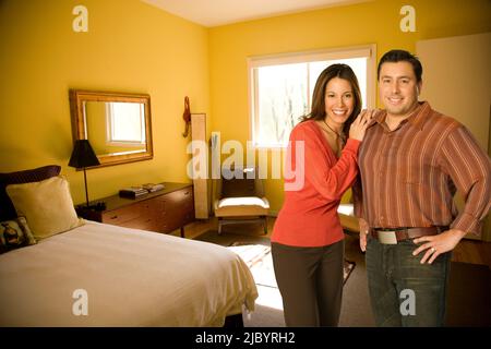 Mann und Frau im Schlafzimmer stehen Stockfoto