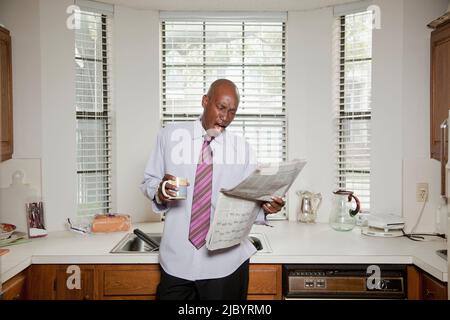 Afrikanische amerikanische Geschäftsmann lesen Zeitung Morgen Stockfoto