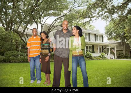 Familien stehen im Hof zusammen Stockfoto