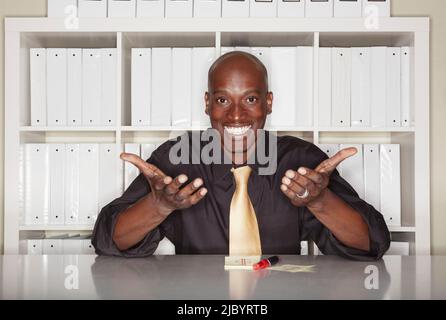 Afrikanische amerikanische Geschäftsmann gestikulieren willkommen Stockfoto
