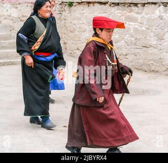 Eine tibetische Nonne im Kloster Drepung in Lhasa, Tibet Stockfoto