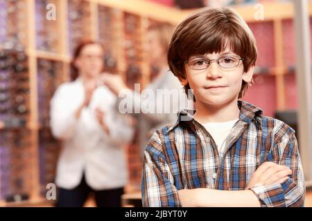 Kaukasische Junge stand im Brillen Shop Stockfoto