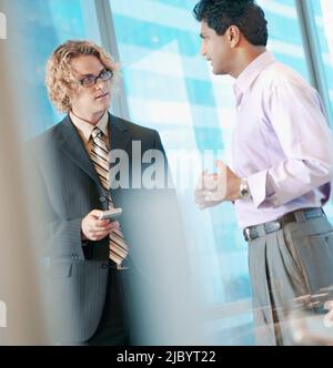 Unternehmer im Gespräch im Büro Stockfoto