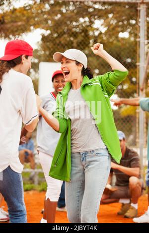 Jubelnde Freunde Baseball spielen Stockfoto