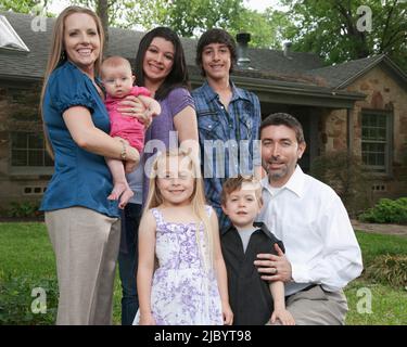 Familien stehen im Vorgarten zusammen Stockfoto