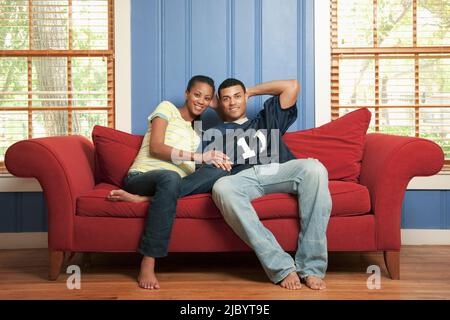Paar Zusammensitzen auf sofa Stockfoto