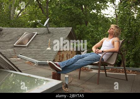 Mann auf Dach Stockfoto