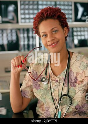 Afrikanische Ärztin vor Röntgenstrahlen Stockfoto