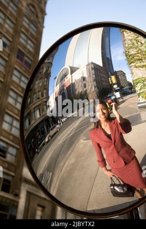 Reflexion der indischen Geschäftsfrau Stockfoto