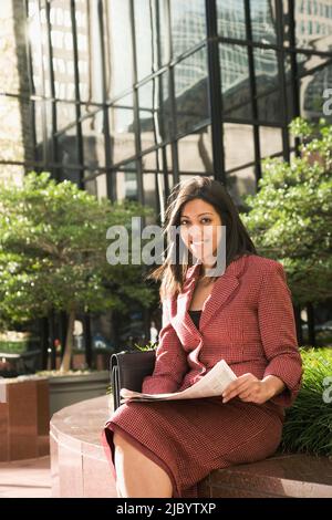Indische Geschäftsfrau Holding Zeitung Stockfoto
