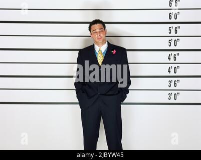 Hispanic Mann in Polizei-Line-up Stockfoto