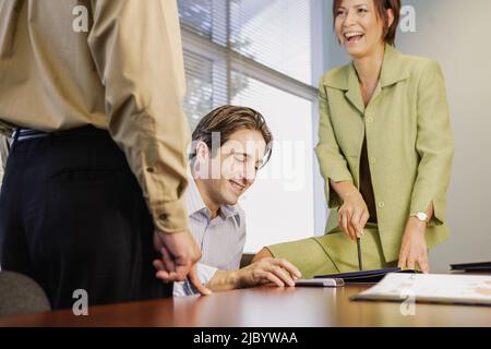 Geschäftsleute, reden und Lachen am Tisch Stockfoto