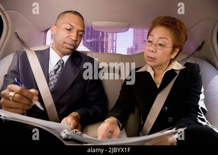 Geschäftsleute im hinteren Sitz des Auto Stockfoto