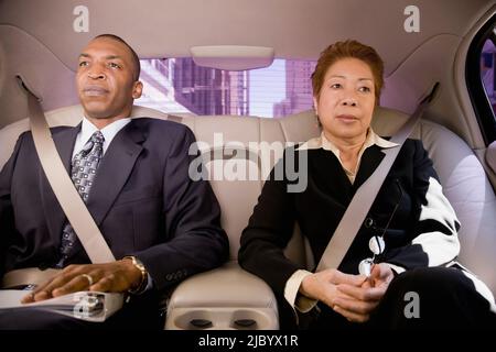 Geschäftsleute im Rücksitz des Wagens Stockfoto