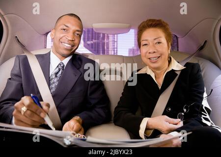 Geschäftsleute im hinteren Sitz des Auto Stockfoto