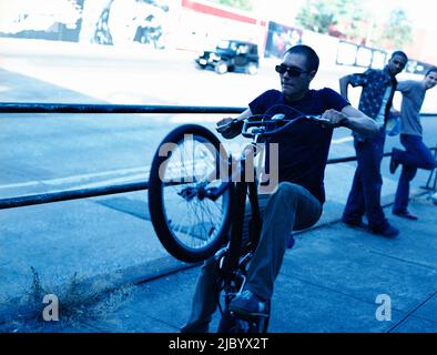 Junger Mann tun Stunt auf dem Fahrrad Stockfoto