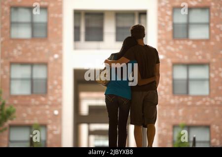 Rückansicht des paar umarmt im freien Stockfoto