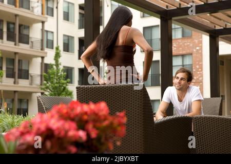 Paar auf Terrasse sprechen Stockfoto