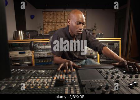 Afrikanische amerikanische Mann arbeitet auf audio Control panel Stockfoto