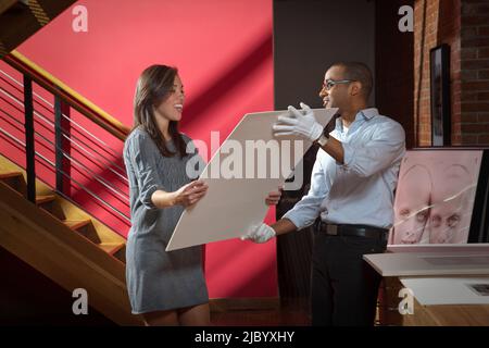 Business-Mann zeigt Plakat an Kollegen Stockfoto